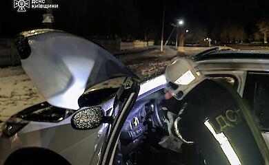 Сім рятувальників гасили автомобіль в селі неподалік Обухова