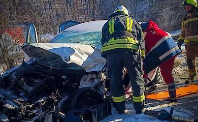 Во время аварии неподалеку Обухова чрезвычайники деблокировали водителя из искореженной машины