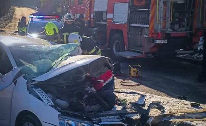 Во время аварии неподалеку Обухова чрезвычайники деблокировали водителя из искореженной машины