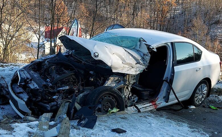 Во время аварии неподалеку Обухова чрезвычайники деблокировали водителя из искореженной машины