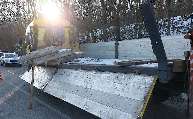 Во время аварии неподалеку Обухова чрезвычайники деблокировали водителя из искореженной машины