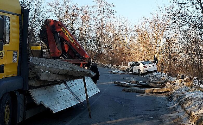 Во время аварии неподалеку Обухова чрезвычайники деблокировали водителя из искореженной машины