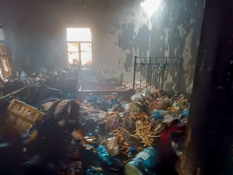 Пожар на Обуховщине: загорелась кровля - сгорел весь дом