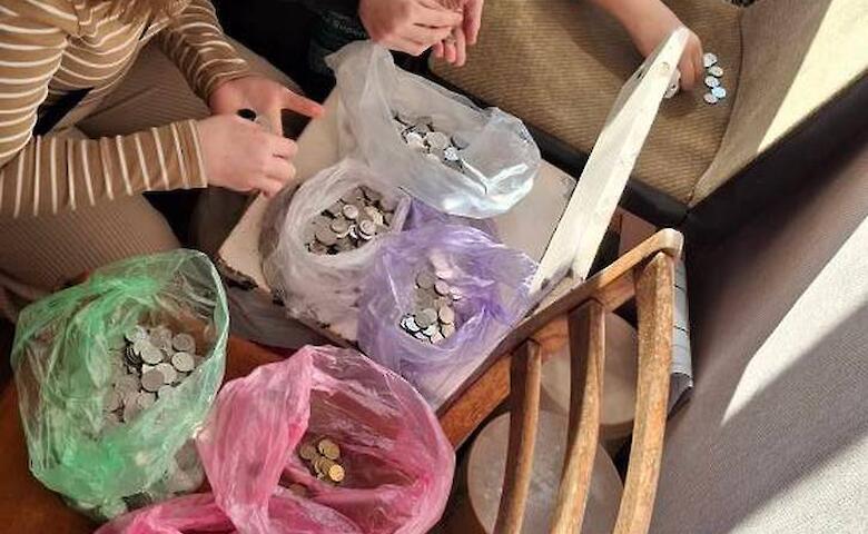Надели монетки суперсилой: обуховские школьники присоединились к благотворительной акции