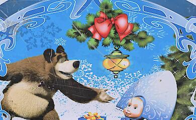 Праздник со вкусом совдепии: в Украинке елку украсили рисунками из российского мультика (ФОТО)