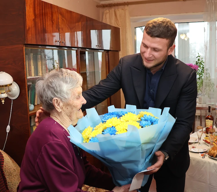 Героїчну жительку Василькова привітали зі 100-літнім ювілеєм