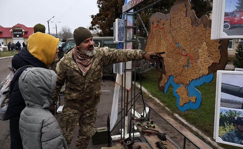 Бойцы 65-й Отдельной механизированной бригады выступили в Ржищеве с благотворительным концертом