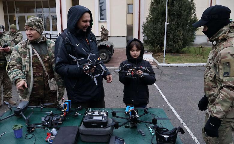 Бойцы 65-й Отдельной механизированной бригады выступили в Ржищеве с благотворительным концертом