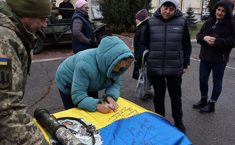 Бойцы 65-й Отдельной механизированной бригады выступили в Ржищеве с благотворительным концертом