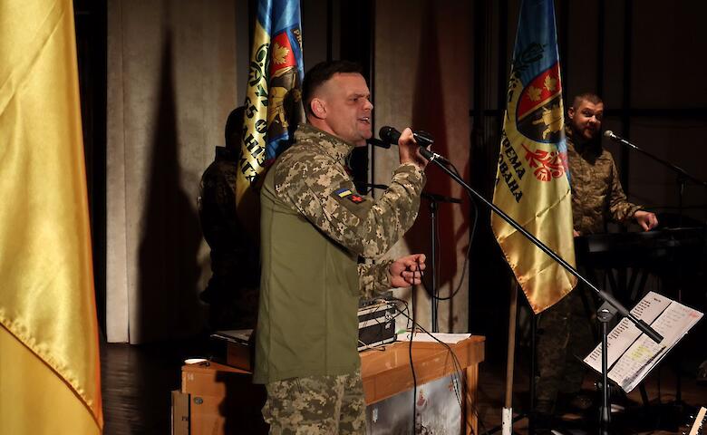 Бойцы 65-й Отдельной механизированной бригады выступили в Ржищеве с благотворительным концертом