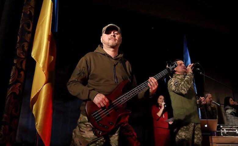 Бойцы 65-й Отдельной механизированной бригады выступили в Ржищеве с благотворительным концертом