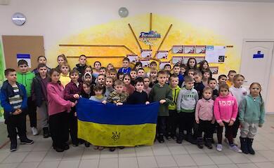 Бойцы &laquo;Холодного Яра&raquo; подарили именной флаг Украины школьникам Обуховской громады