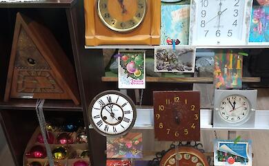 Окунитесь в атмосферу прошлых лет: в Кагарлыке открылась выставка старинных часов и открыток