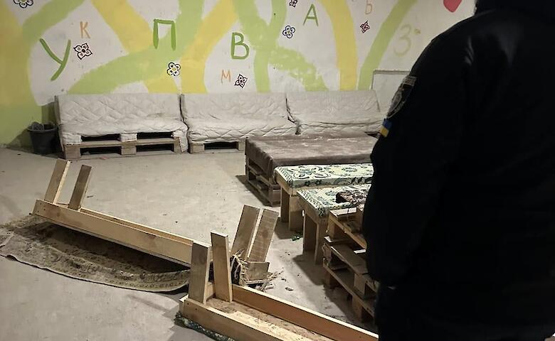Подростки-вандалы повредили укрытие в Василькове