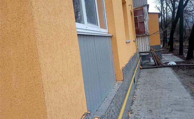 У Василькові триває капремонт пошкодженої обстрілами росіян багатоповерхівки