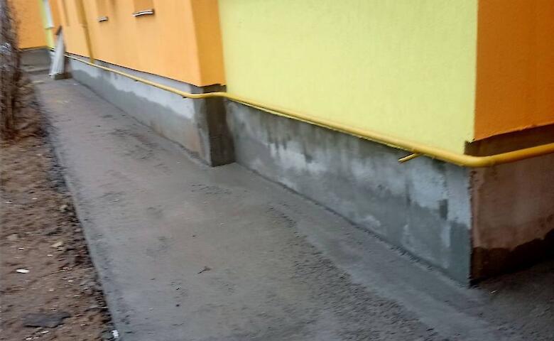 У Василькові триває капремонт пошкодженої обстрілами росіян багатоповерхівки