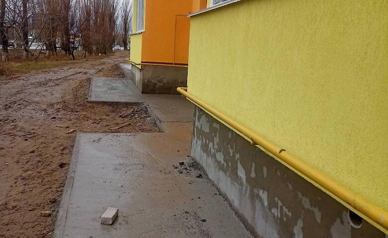 У Василькові триває капремонт пошкодженої обстрілами росіян багатоповерхівки