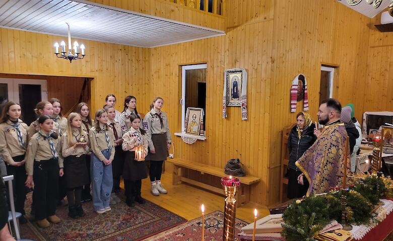 Обухівські пластуни привезли Вифлеємський вогонь миру в громаду