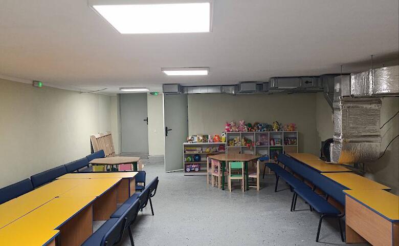 В Украинке продолжаются работы по обустройству укрытия в сельском детском саду