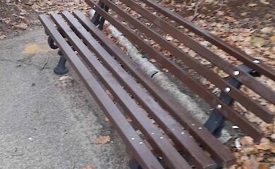 В Українці комунальники просять не ламати "вуличні меблі"