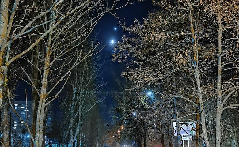 В небе над Обуховом увидели «поцелуй Венеры и Луны»
