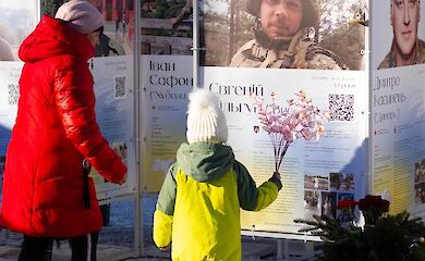 В селах Обуховского края продолжает курсировать баннерная выставка посвященная павшим Героям