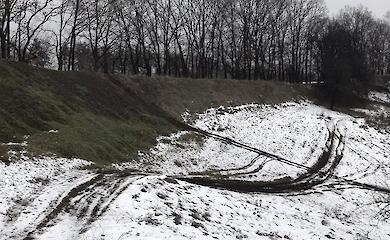 Несмотря на запрет &laquo;джипинга&raquo;, неизвестные продолжают уничтожать памятник археологии на Обуховщине