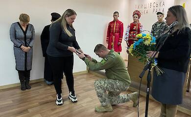 Доньці полеглого Героя з Обухівщини вручили його посмертну нагороду