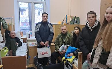 Школьники Обуховской громады посетили раненых военных в госпитале