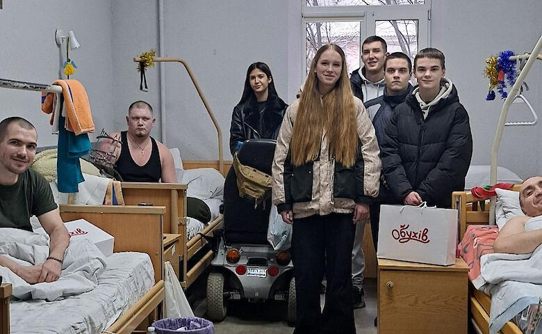 Обуховские школьники посетили раненых военных в госпитале