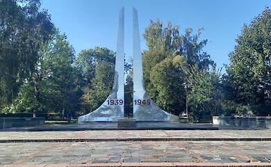 В Богуславе декоммунизировали Мемориал советских времен: в сети спорят достаточно ли этого достаточно