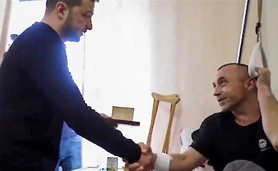 Президент лично вручил государственную награду бойцу из Обуховского края