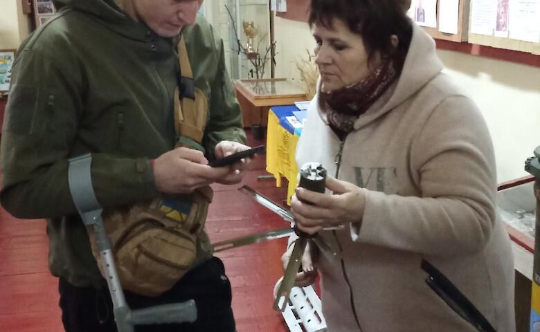 Воин из Кагарличчины подарил местному музею артефакты с фронта