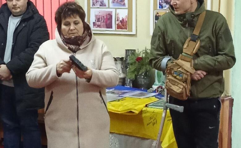 Воин из Кагарличчины подарил местному музею артефакты с фронта