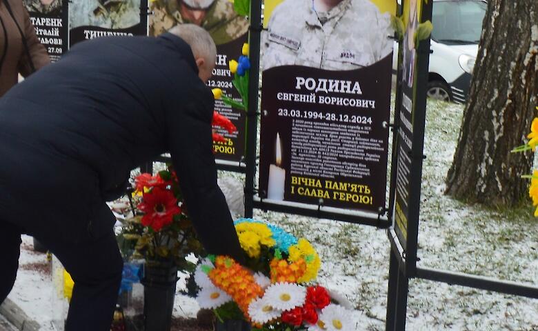 В Обуховском районе почтили память погибших героев на Аллее Славы