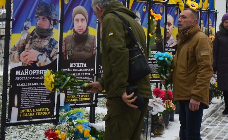 В Обуховском районе почтили память погибших героев на Аллее Славы