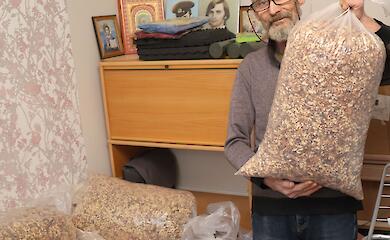 Волонтеры из Васильковщины изготавливают пищевые наборы для защитников на передовой