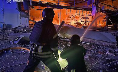 Внаслідок нічної атаки дронами і ракетами по Київщині, в Обухівському районі загорілись склади (ФОТО)