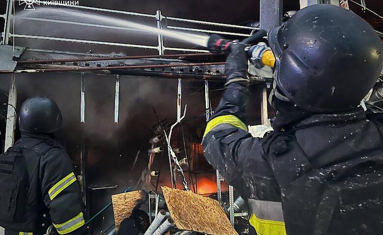 Внаслідок нічної атаки дронами і ракетами в Обухівському районі загорілись склади