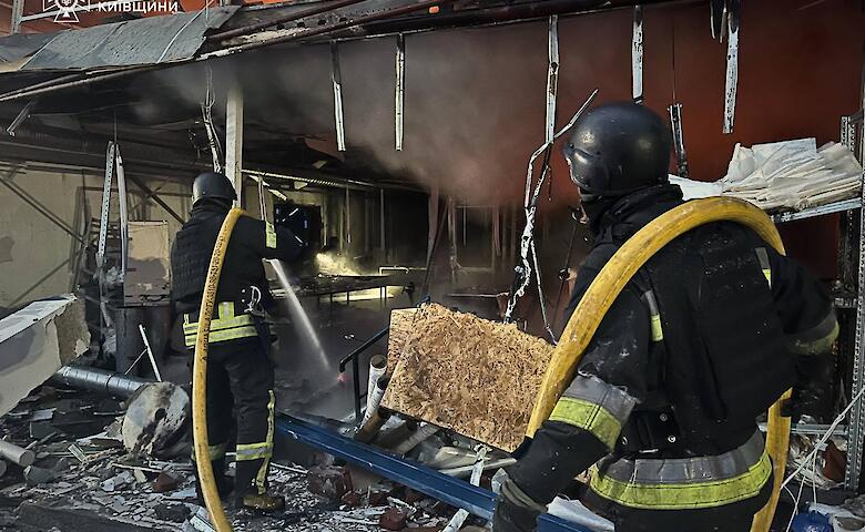 Внаслідок нічної атаки дронами і ракетами в Обухівському районі загорілись склади