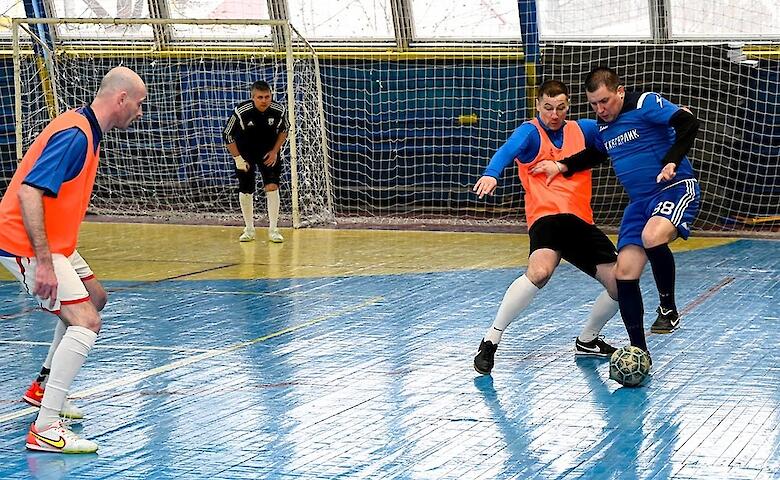 Обуховские спортсмены взяли бронзу на ветеранском турнире по футзалу