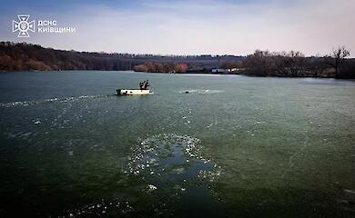 В селе вблизи Обухова спасатели вытащили 12-летнего мальчика из-под льда (ВИДЕО)