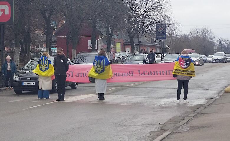 На Обухівщині під час хвилини мовчання почали перекривати дороги