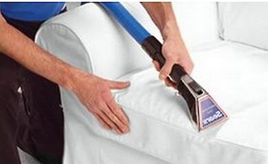 Преимущества профессиональной химчистки мягкой мебели на дому