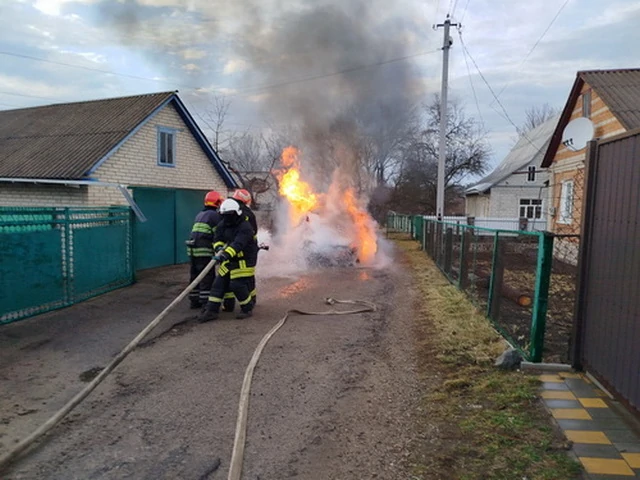 Пожежі в Богуславі: вогонь знищив авто та суху траву