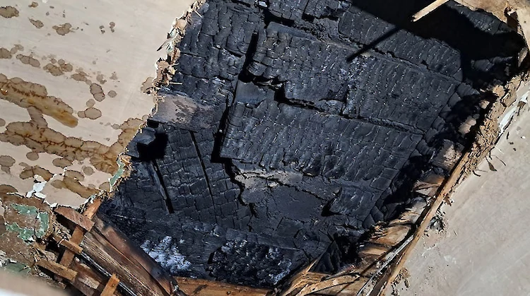 В селе на Обуховщине огонь повредил дом и уничтожил вещи