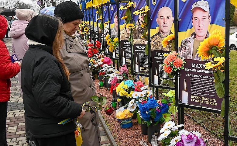 На Аллее Славы Героев в Кагарлыке появились новые баннеры с портретами павших воинов