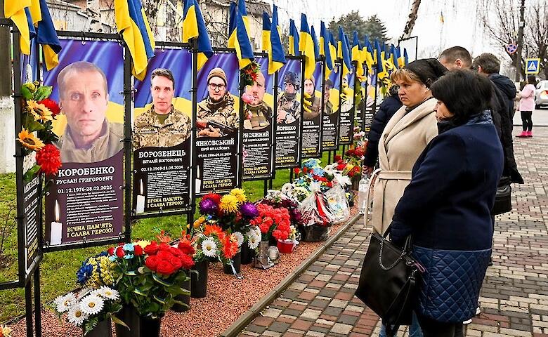 На Аллее Славы Героев в Кагарлыке появились новые баннеры с портретами павших воинов