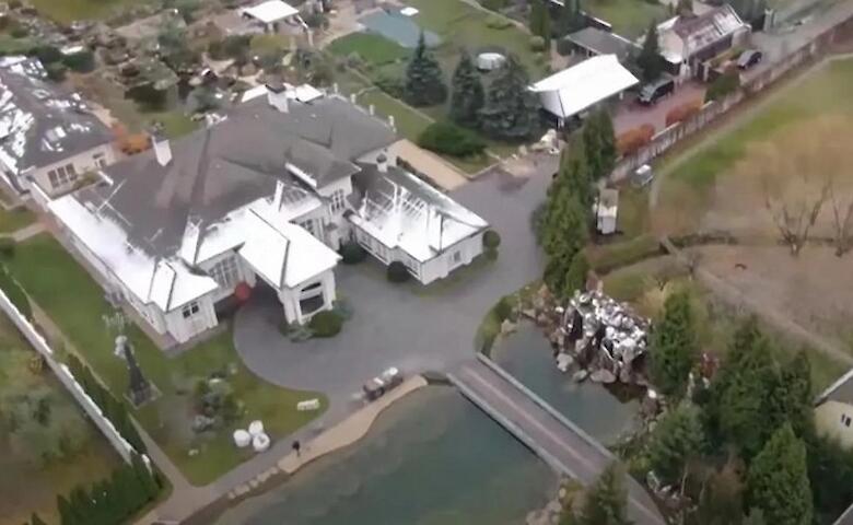 Искусственные озера и гора: как выглядит особняк экс-нардепа Королевской вблизи Обухова