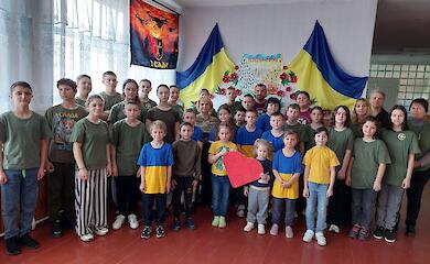 Школьники Обуховской громады получили награду за участие во флешмобе в честь добровольцев